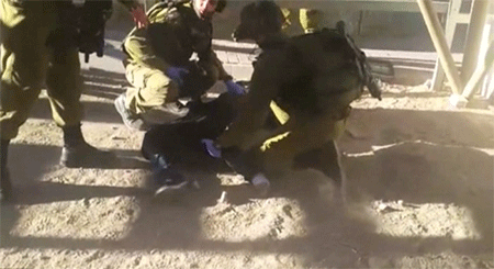 soldados israelíes rodean el cuerpo abatido de la víctima La ocupación asesina a una joven palestina en Hebrón